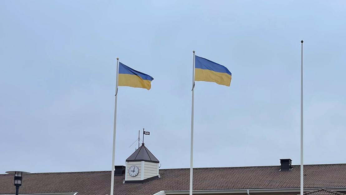 Ukrainska flaggan vid kommunhuset.
