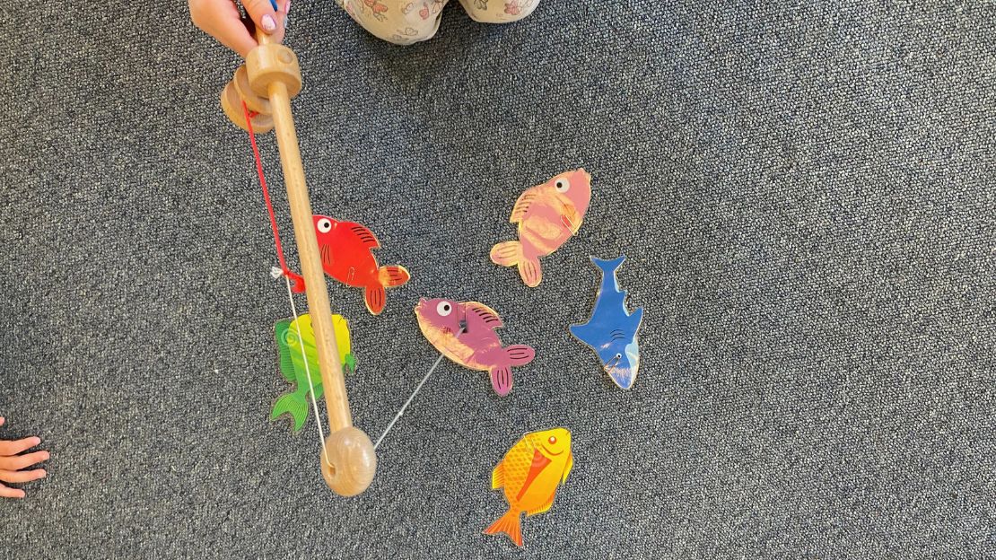 Leksak i form av fiskespö och fiskar av trä.