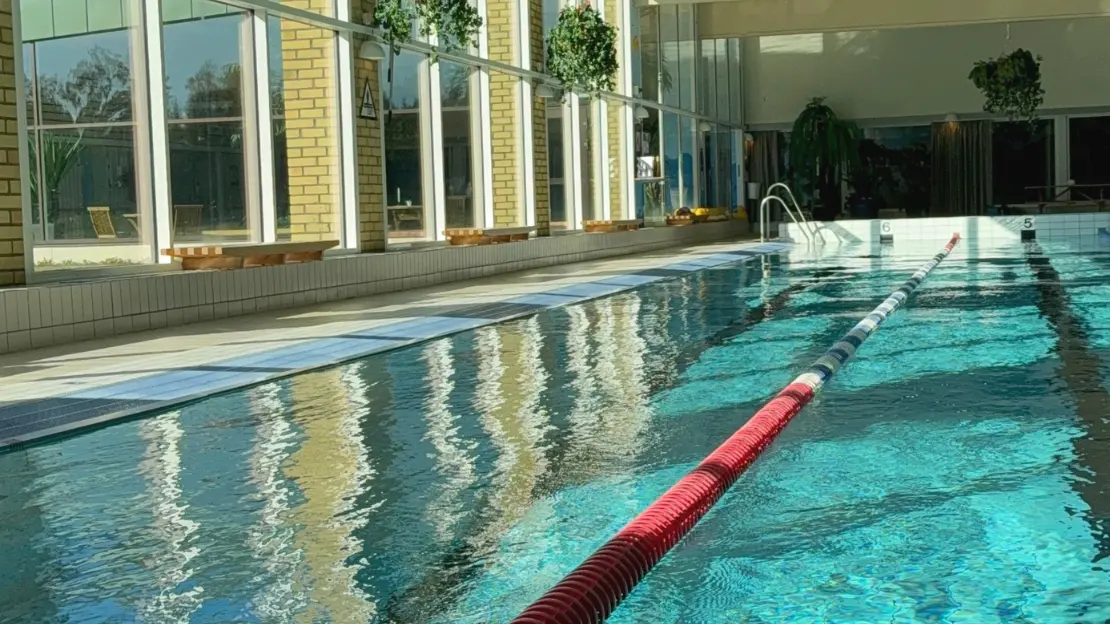 Bild på simbassäng ut mot fönsterna på Moga Fritid.