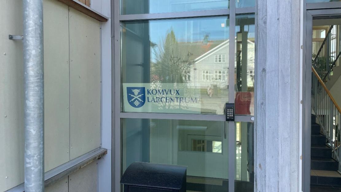 Fönster med skylt med texten Komvux Lärcentrum och Svenljunga kommuns logga