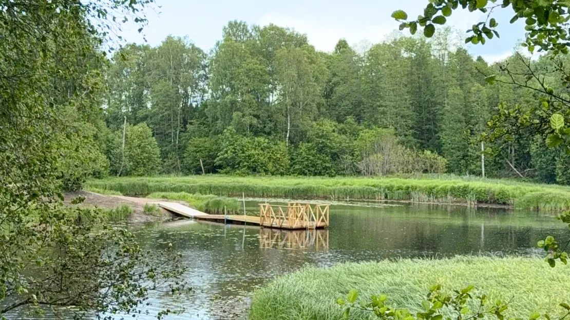 badbryggan i svenljunga tätort på håll.
