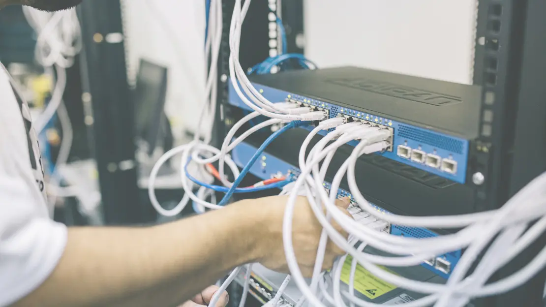 manlig arm pluggar in nätverkskablar