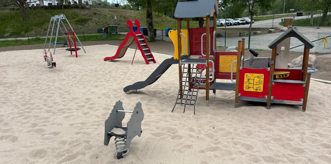 Utegård med gungor, klätterställning och rutschkana