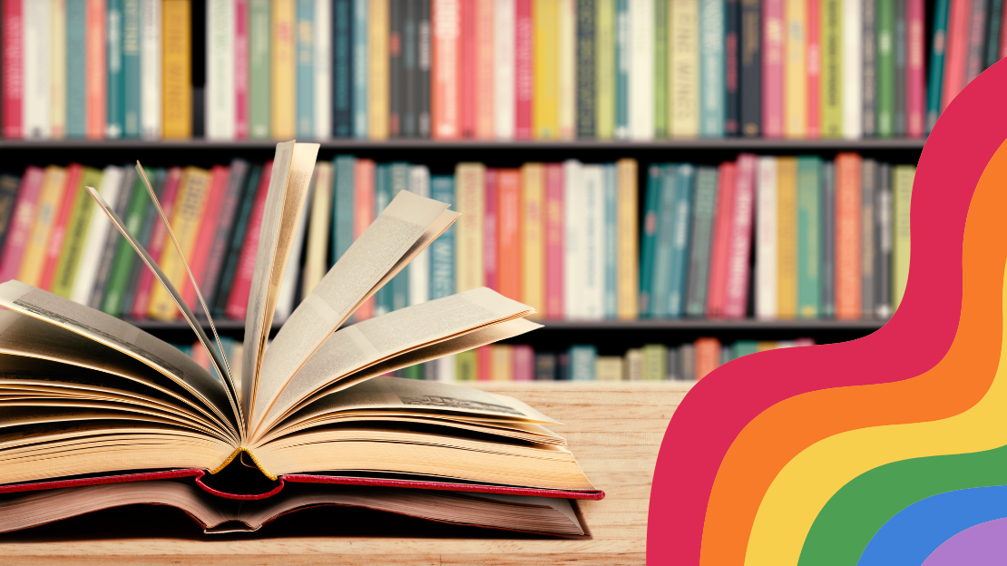 Öppen bok ligger på ett bord i förgrunden, i bakgrunden välfyllda bokhyllor och på sidan en ritad regnbåge.