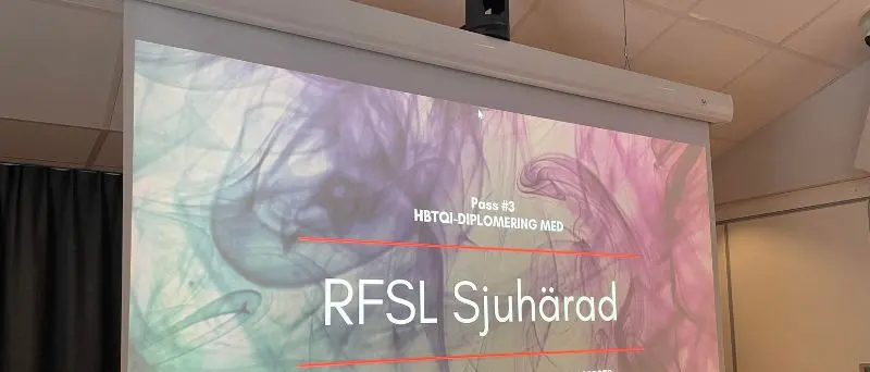 Projektorduk med texten "RFSL Sjuhärad" 