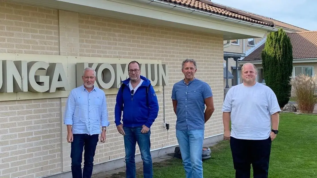 Representanter från Boverket, Jonas Fränne, Mats Sjökvist och Daniel Andersson samt Fredrik Gustafsson, Borås stad, poserar framför kommunhuset.