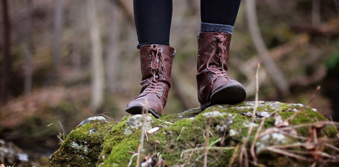 fötter med lite grövre skor i skogen