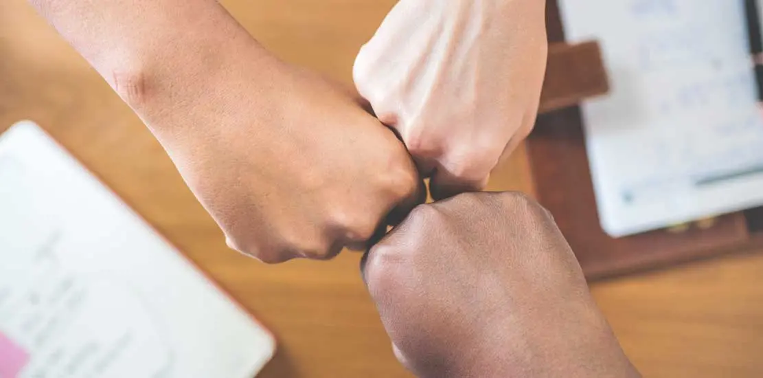 tre händer som har knutit händerna och har dom i mitten