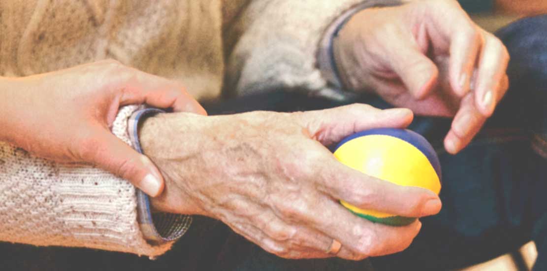 en äldre man som har en boll i handen
