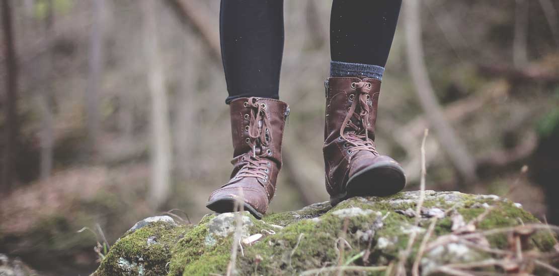 person med lite grövre skor i skogen