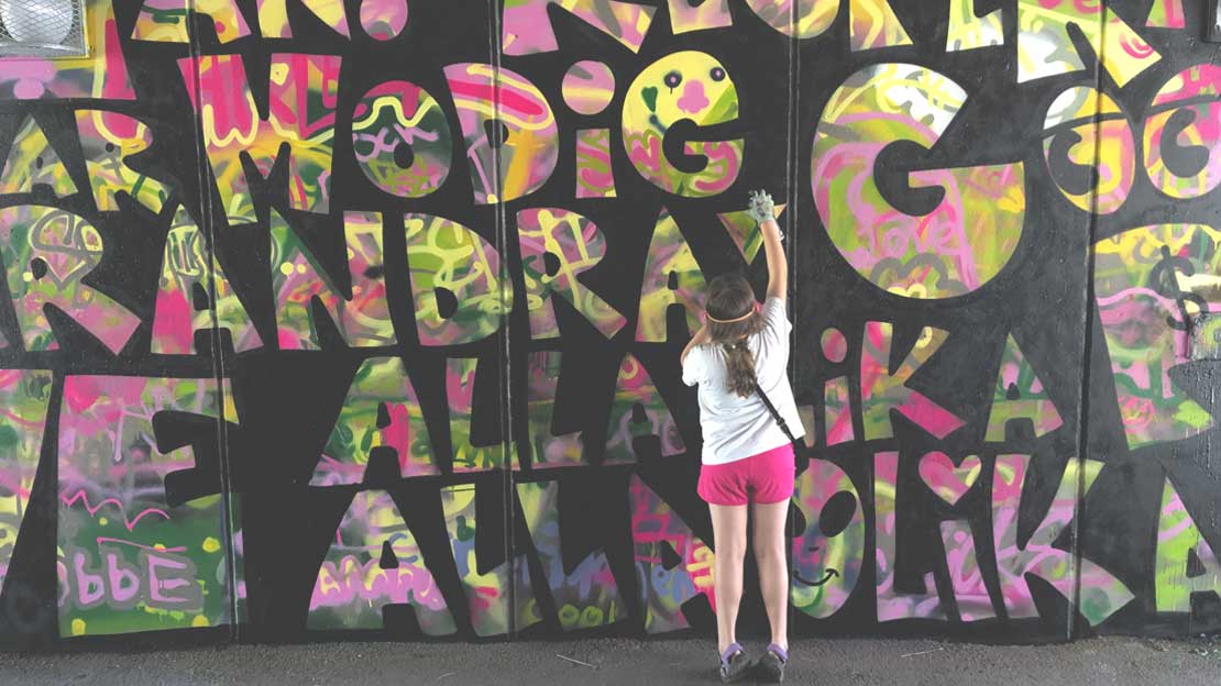 barn målar på graffittiväg