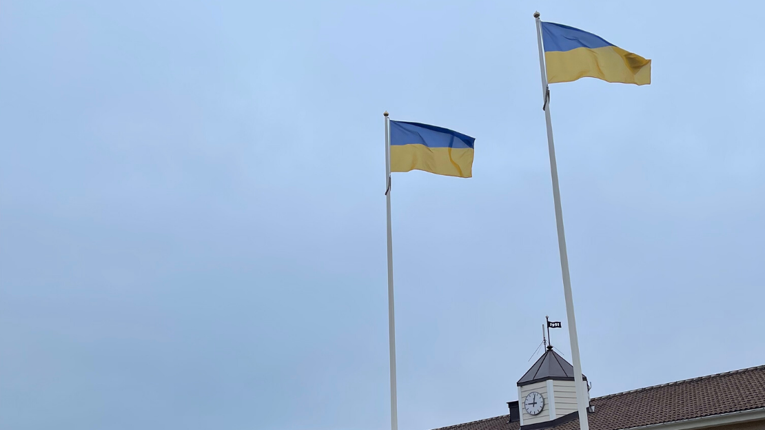 ukrainska flaggor ovanför kommunhuset