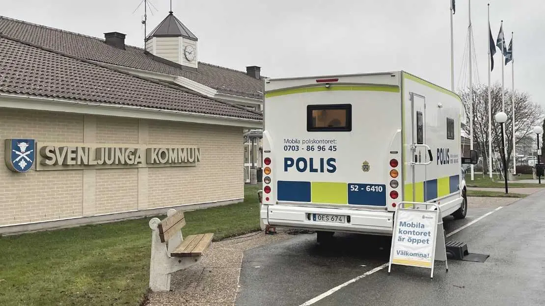 Mobila poliskontoret står framför Svenljunga kommunhus.