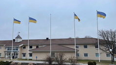 Ukrainska flaggor framför kommunhuset
