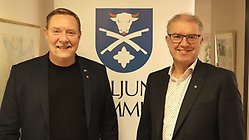 Patrik Harrysson (S) och Johan Björkman (M) står framför kommunvapnet.