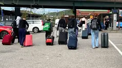 elva elever drar sina resväskor.