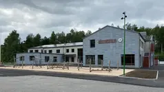 Högvadskolan och skolgården.