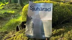 Tidning Sjuhärad ligger i skogen.