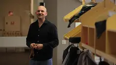 Rektor Tobias står i korridor på skola.