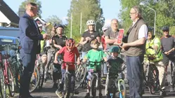 kommunalråd Patrik Harrysson och VD Star Trading Christer Johansson inviger pyttebanan, I bakgrunden står cyklister redo för att premiärcykla på leden.