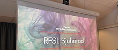 Projektorduk med texten "RFSL Sjuhärad" 