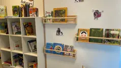 Vägg med bokhyllor och många olika barnböcker.