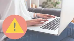 person arbetar vid datorn