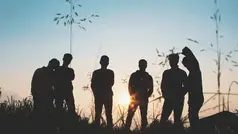 silhuetter av sex ungdomar i solnedgången
