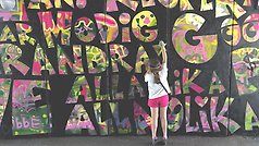 barn målar på graffittiväg