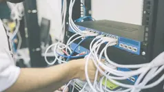 manlig arm pluggar in nätverkskablar