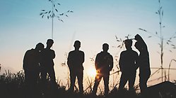 silhuetter av sex ungdomar i solnedgången 