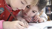 Två barn skriver tillsammans.